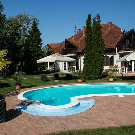 Zsanett Hotel 3*