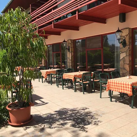Zsanett Hotel 3*